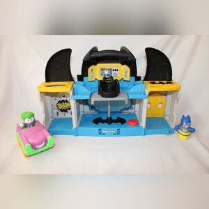 Fisher-Price Little People DC Super Friends Deluxe Batcave